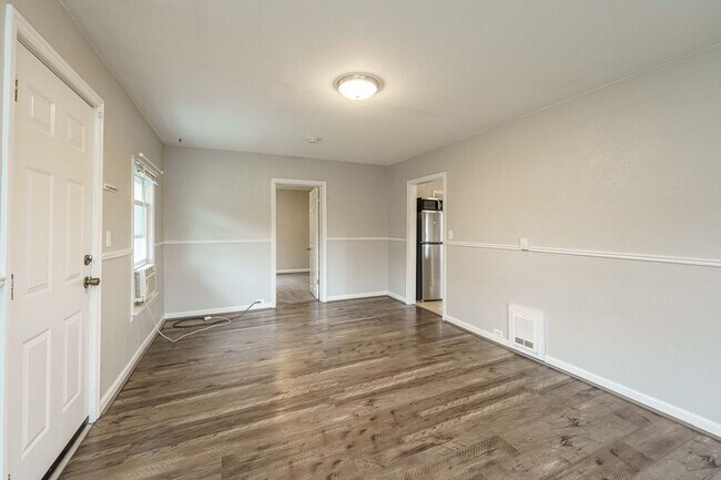 Building Photo - 2 Bedroom 1 Bath SIngle Family Home With L...