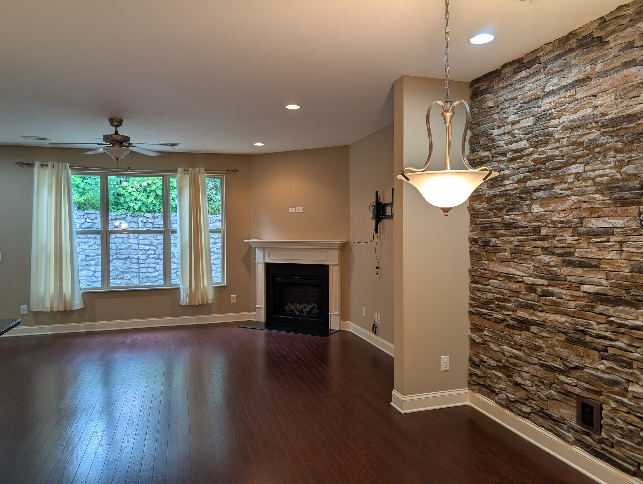 Building Photo - 419 Waterbrook Dr