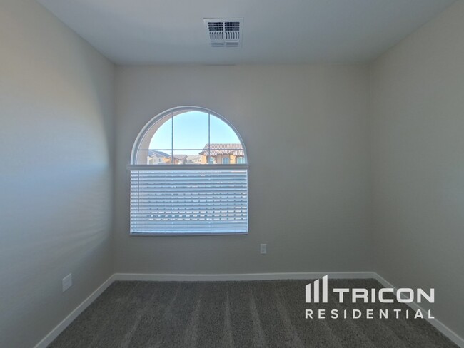 Building Photo - 4548 E Grandview St