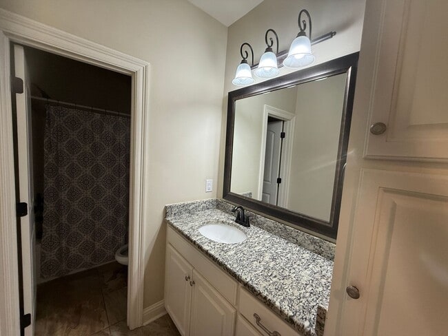 Building Photo - 908 Lakehaven Dr