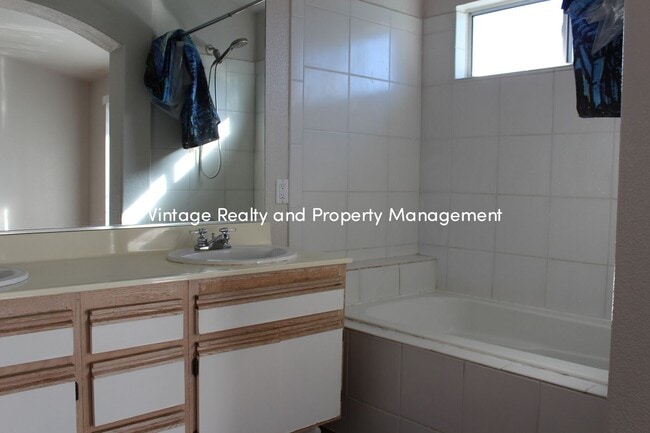 Building Photo - Recently Updated 3 Bedroom Home That Is Ready To Go!!!