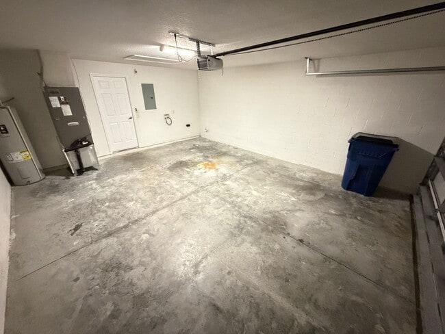 Building Photo - AWESOME 3/2 w/ office HOME in Deltona! You need to check this out!