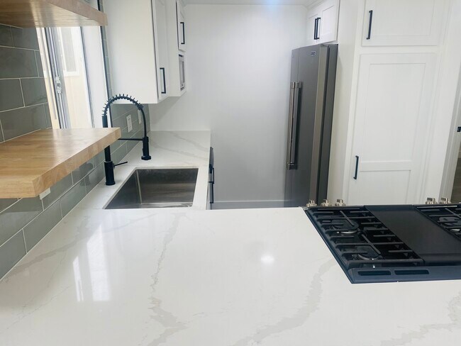 Building Photo - 213 Moonstone St