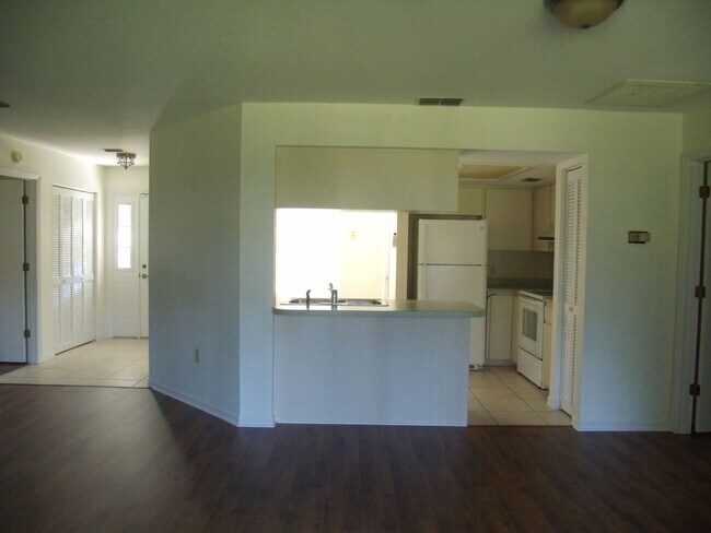 Building Photo - Charming 2BR/2BA Villa with 1-Car Garage i...