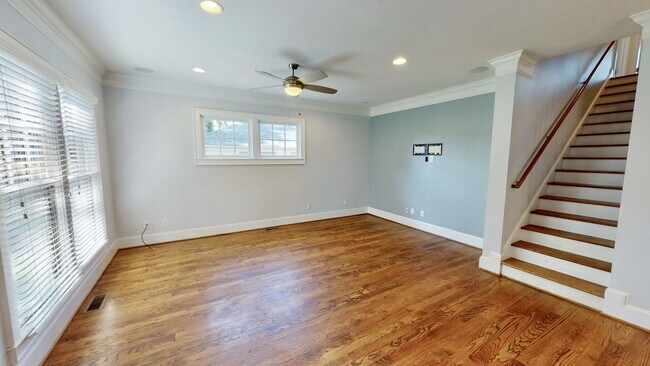 Building Photo - 2213 Roslyn Ave