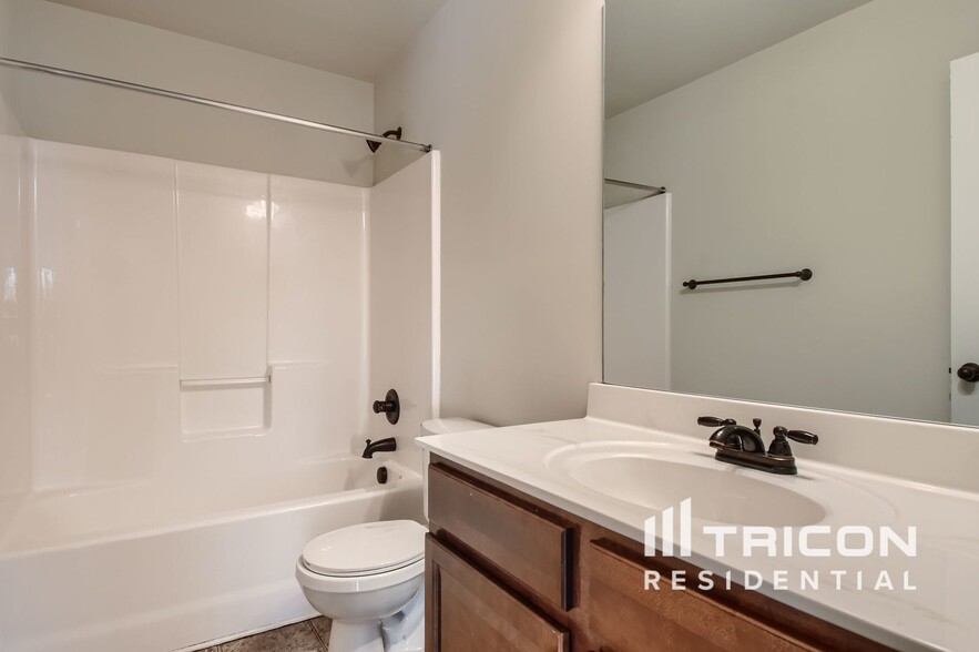 Building Photo - 577 Camano Way