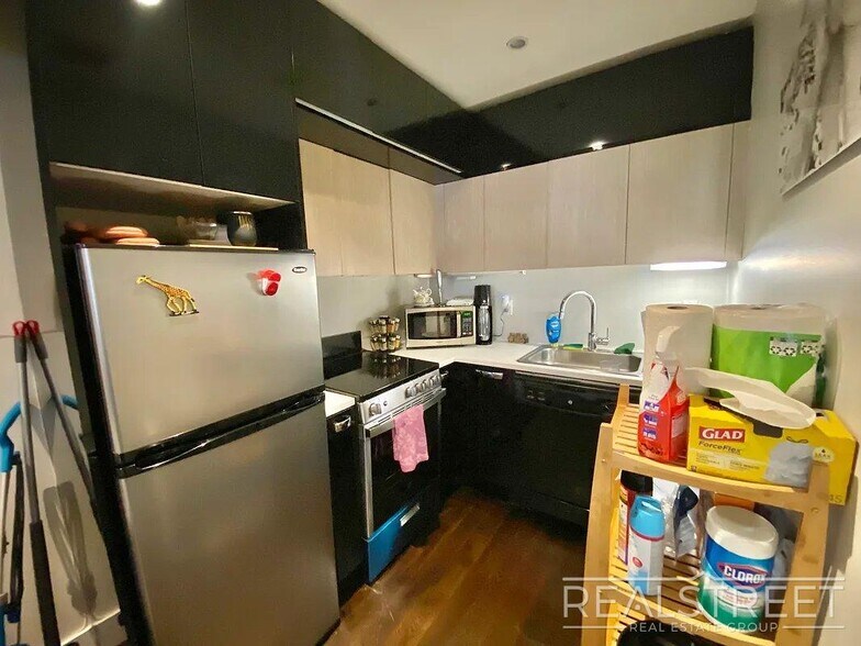 Building Photo - Modern Ground-Floor 1 Bedroom with Gym, Roof Deck & Courtyard in Prime Williamsburg