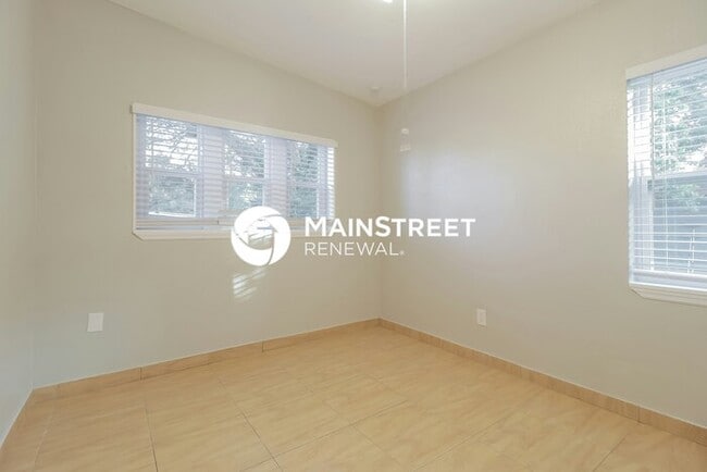Building Photo - 4 Bedroom Pet-Friendly Home in Orlando, FL with Main Street Renewal