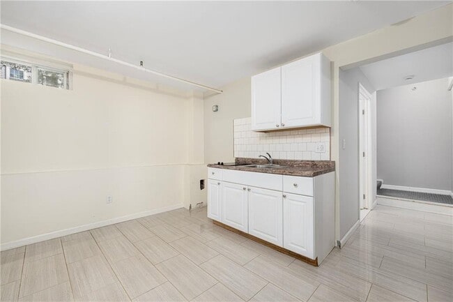 Building Photo - 231 Maple Ave