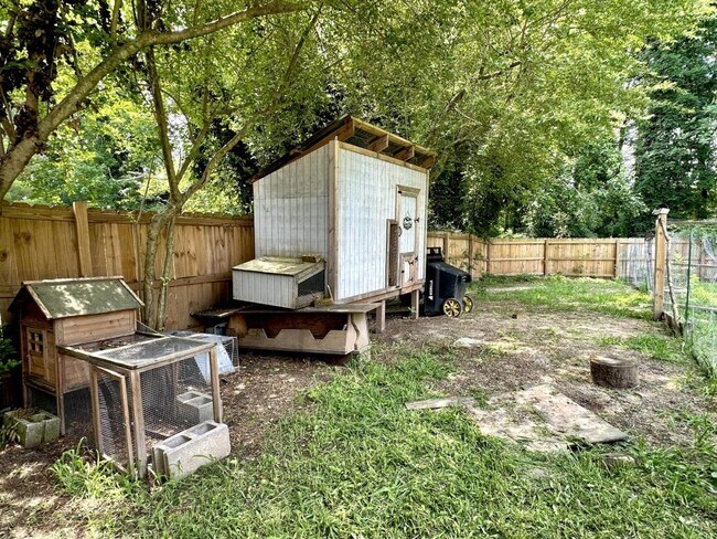 Building Photo - 246 Azalea Dr