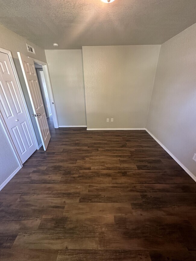 Building Photo - 632 Ramblin Oaks Dr