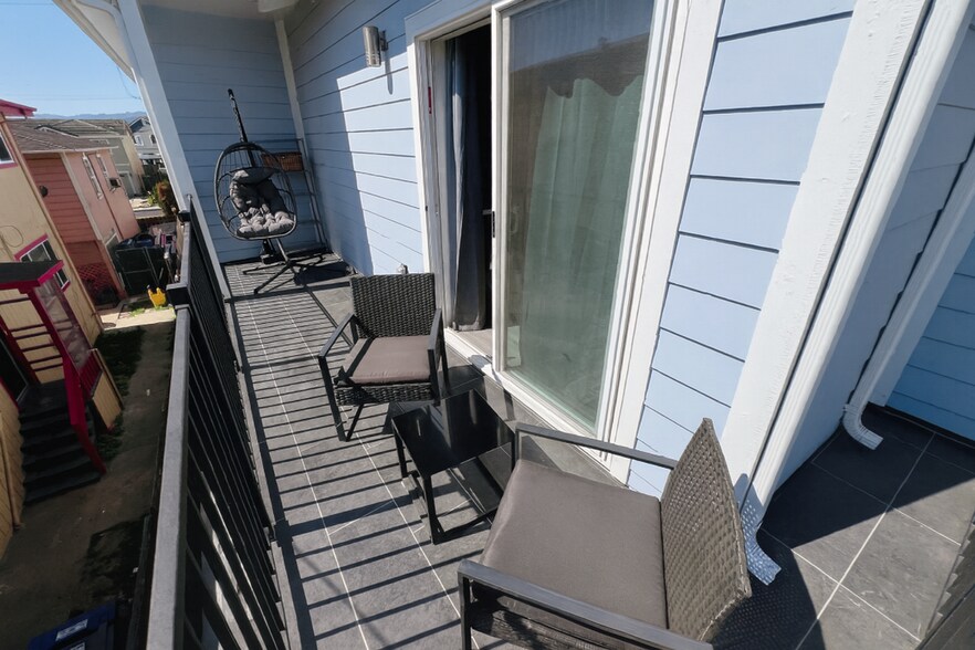 Building Photo - 663 1st Ln