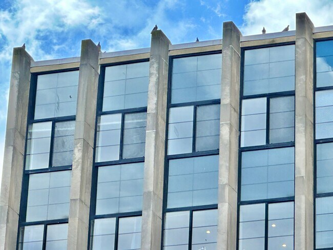 Building Photo - FREE RENT! Fantastic 1 Bed with Den/Office/Additional Sleeping area! Conveniently located near Du...