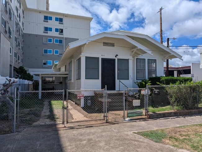Building Photo - Centrally located 2 Bed, 1.5 Bath house in...