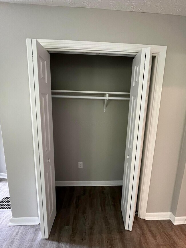 Building Photo - 11 E Kelso Rd