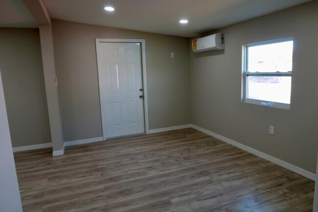Building Photo - 410 Suwanee Dr