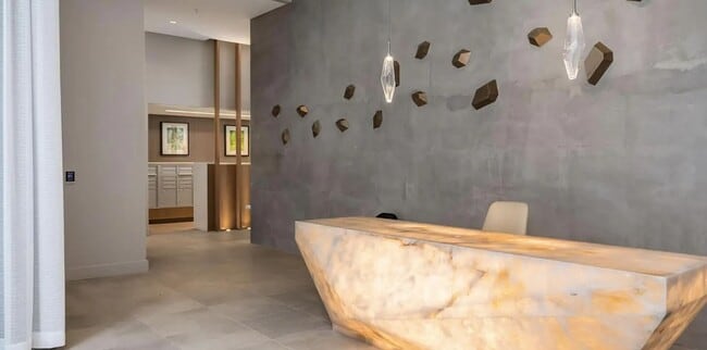 Building Photo - Newly Remodeled 1Bed/1 Bath Downtown Condo with Rooftop Deck & Luxury Amenities!