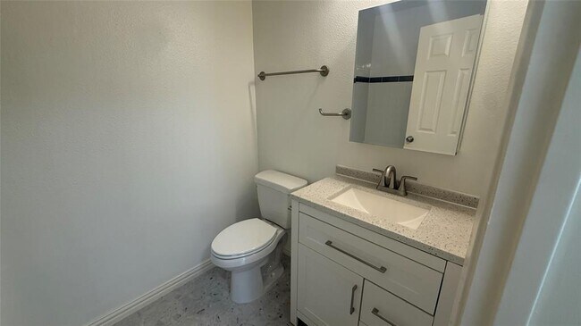 Building Photo - 500 E Riverside Dr