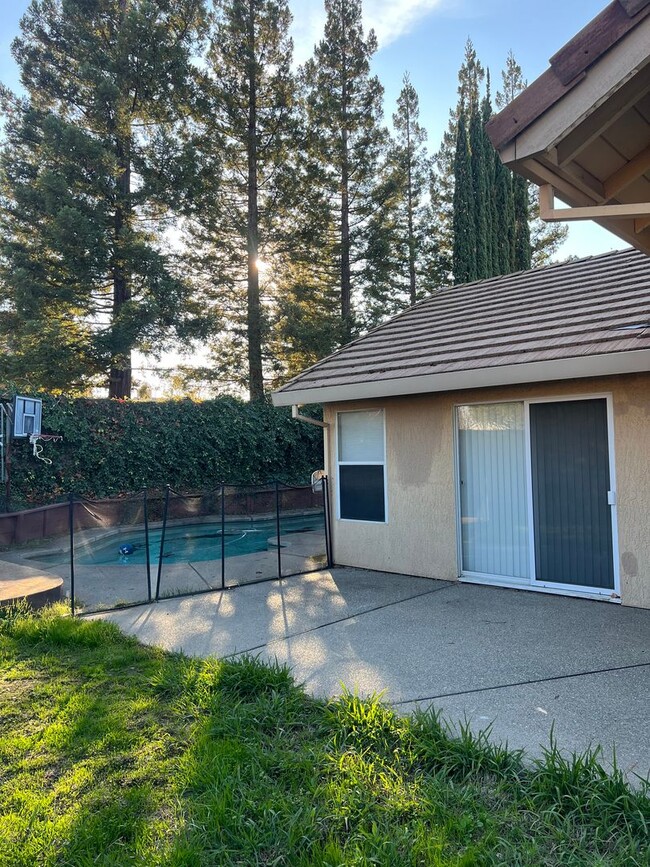 Building Photo - ADORABLE 3 BEDROOM HOUSE WITH POOL!