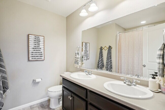 Building Photo - "Spacious 4-Bedroom Retreat with 2.5 Baths in Reunion!"