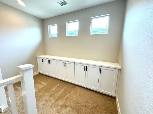 Building Photo - Beautiful 4Bd/3Ba Spacious Home in Costa M...