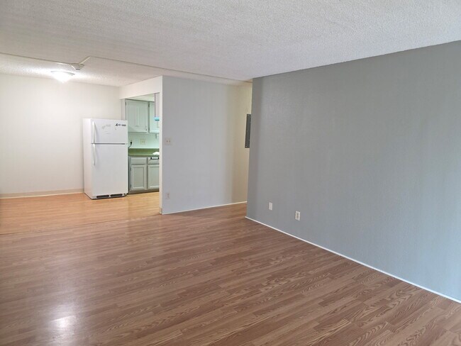 Building Photo - 1300 Golden Cir