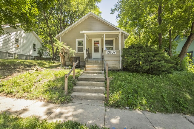 Building Photo - 2 Bedroom 1 Bath Fully Remodeled