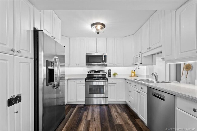 Building Photo - 1229 SW Dyer Point Rd