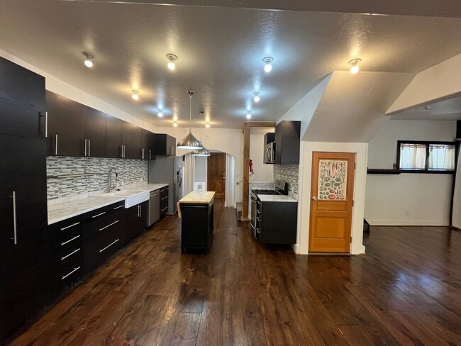 Building Photo - 217 Nw 22. 3 bed. 2 bath, 1 car garage w/ ...