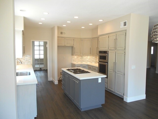 Building Photo - Stunning Home in Gated Community of Southridge Oceanside!