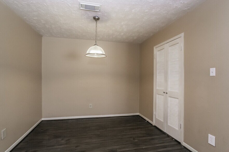 Building Photo - 3425 Benfield Dr