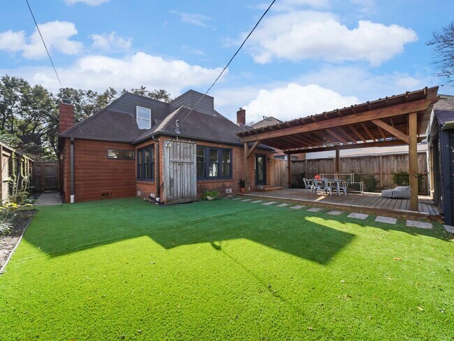 Building Photo - 2240 Wroxton Rd