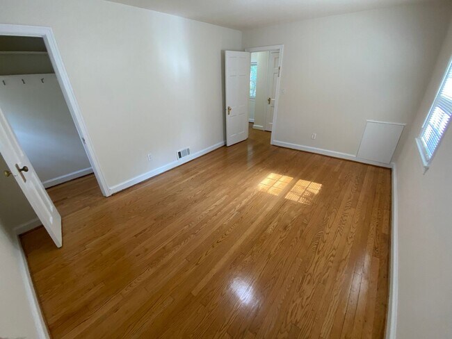 Building Photo - 3 Bed Brick Colonial Just Blocks from Red ...