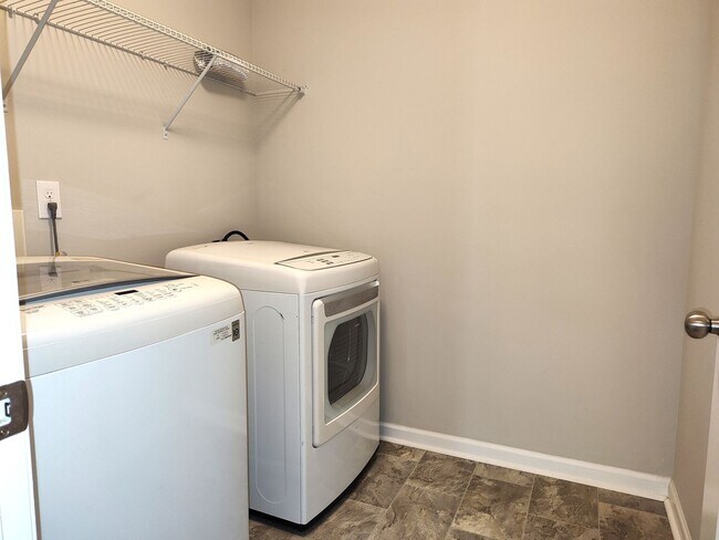 Building Photo - Beautiful home located in the Upper Riverpointe Community in Charlotte !