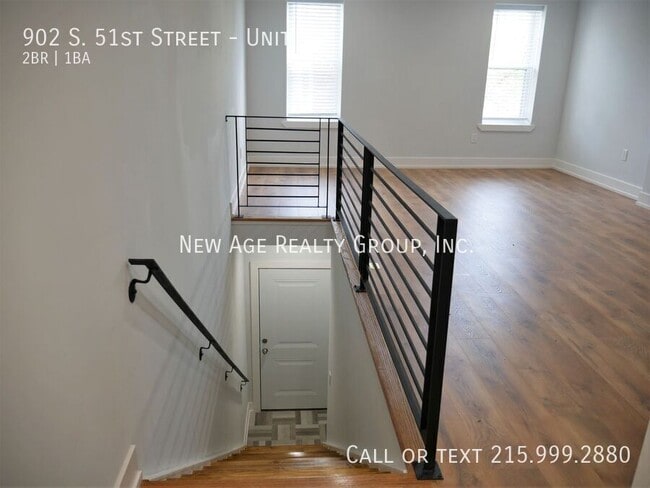 Building Photo - Modern 2 bedroom, 1 bathroom apartment loc...