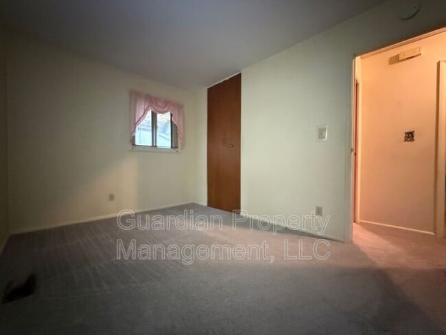 Building Photo - 5008 Valley Ln