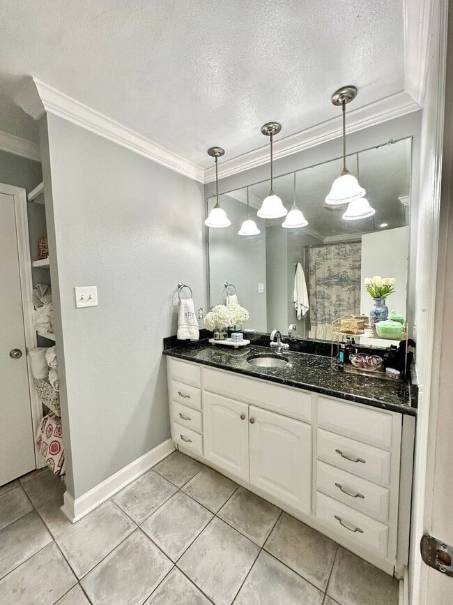 Building Photo - Charming 2 Bed 1 Bath Apartment