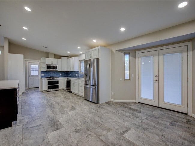 Building Photo - PROMO $500.00 OFF FIRST FULL MONTH'S RENT!