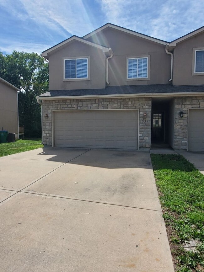 Building Photo - 3 bedroom, 2.5 bath 2 car garage Townhouse