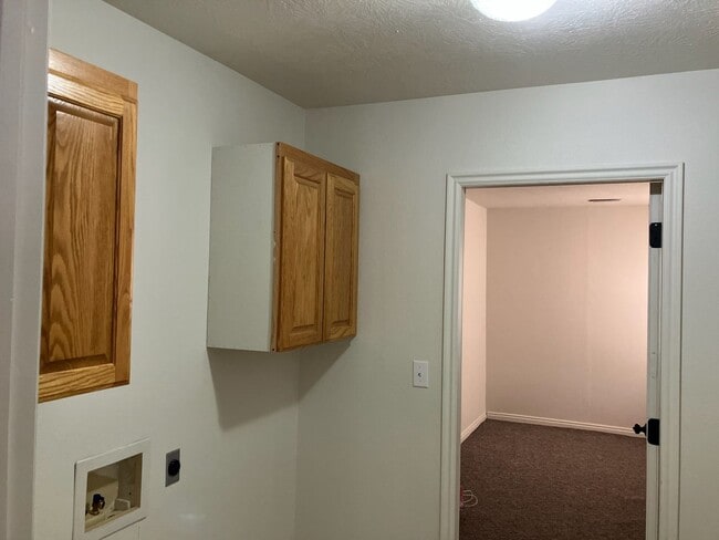 Building Photo - 627 E Springhill Dr