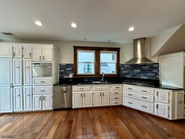 Building Photo - 12 Maple Ave