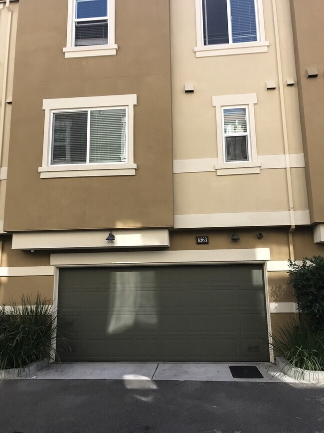 Building Photo - Luxury Town Home Available
