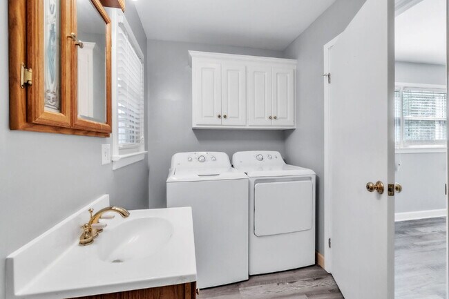 Building Photo - Stylish 3 Bedroom, 2 Bath Ranch with Bright Sunroom and Modern Comforts