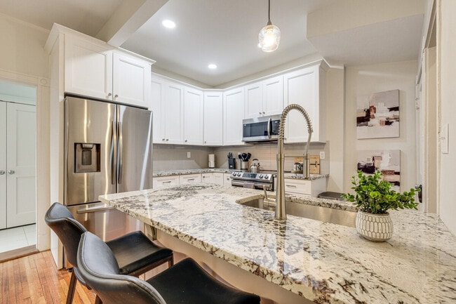 Building Photo - 2312 Rosewood Ave