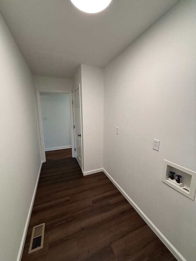 Building Photo - Freshly Renovated Cottage!