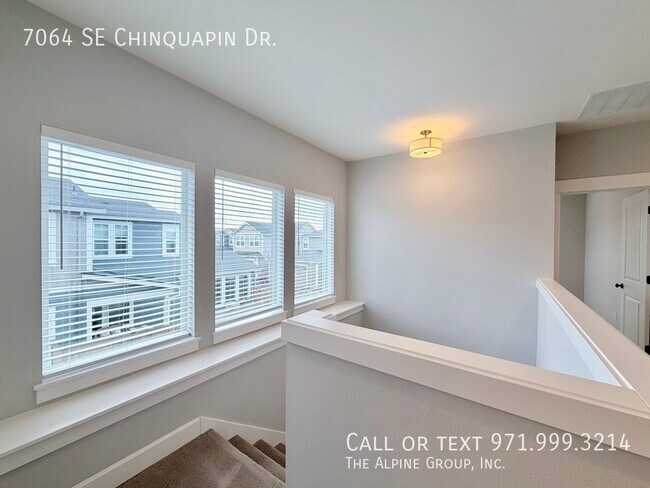 Building Photo - 7064 SE Chinquapin Dr