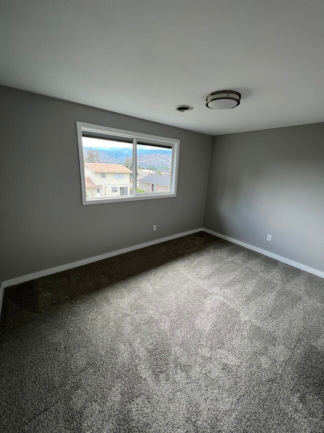 Building Photo - 610-612 12th St NE