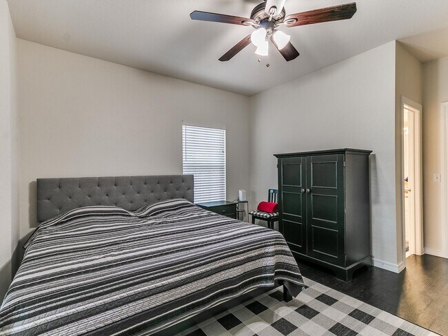 Building Photo - This stunning 4-bedroom, 3.5-bathroom home...