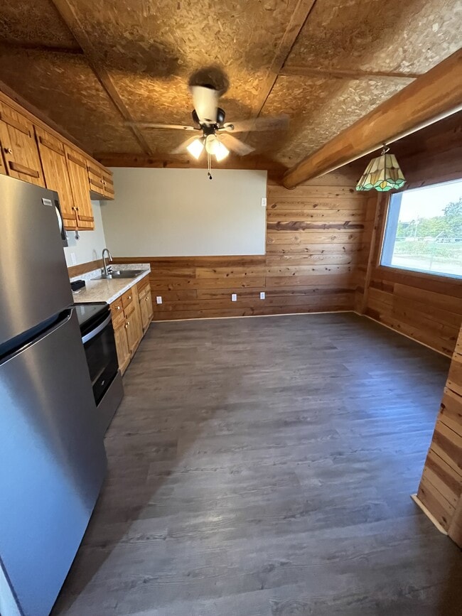 Building Photo - 214 Oak St SW