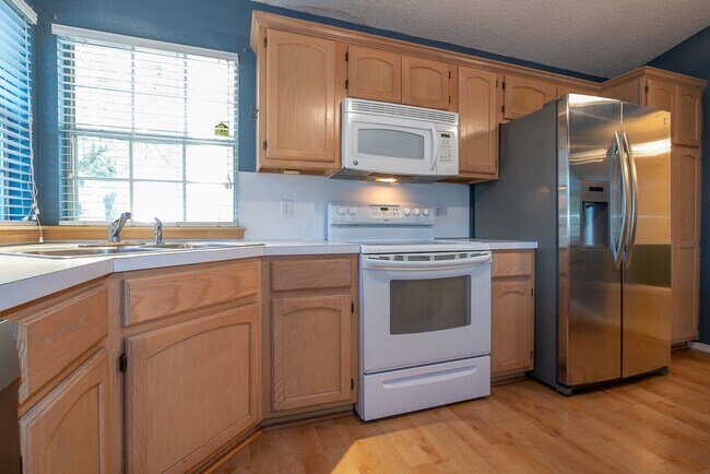 Building Photo - Charming 3 bedroom home with cozy fireplac...